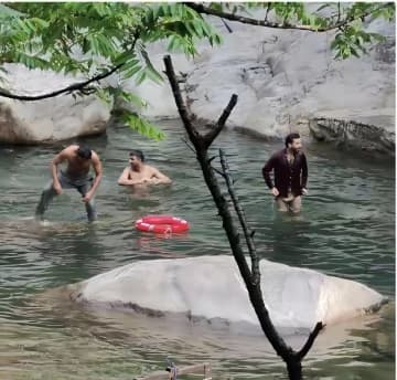 「またインド人だ！」と非難殺到、景勝地の渓流で脱衣して水浴び―中国メディア