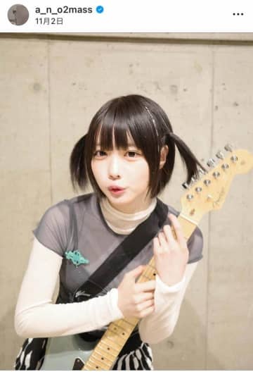 あのちゃん、膝上ミニスカ×ブーツのコーデで...夜の街角に　「武藤敬司ポーズ」でお茶目な表情