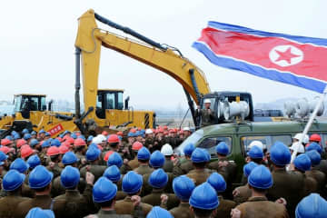 「手作業よさようなら」北朝鮮、建設現場に重機投入