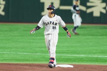 侍J中継で話題、なぜか塁上に集まった日韓5選手の会話内容が判明「聞いたんですよ」「全員が一斉に…」