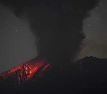 桜島で噴火、噴煙4400mに　熊本、宮崎にも降灰予報