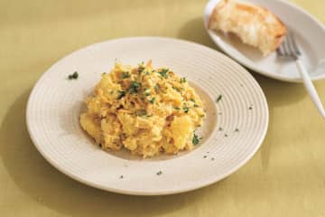 香ばしさが料理のアクセントに！【フライドオニオン】活用レシピ2選「目玉焼き丼」「ツナカレーポテトサラダ」