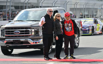 日米モータースポーツ文化交流をともに、NASCARデモランでジョージ・グラス駐日米国大使と豊田章男会長が“Drivers Start Your Engines”