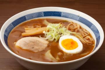 【現役板前が伝授】『マルタイラーメン』”カレーアレンジ”を公開！寒い時期にピッタリの『絶品まかないアレンジ』に主婦から絶賛の声「安いし温かいし野菜たっぷり」「コアなファンも納得の美味さ」