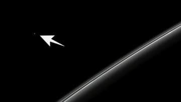 土星の環の向こう、43億km先の小さな「青い点」　地球ではなく…