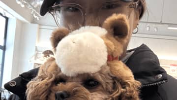 「眼鏡女子もええがな」28歳女子プロの秋コーデ、もふもふ“いっぬ”との2ショットにSNS沸騰「可愛すぎる」「ペアルック」