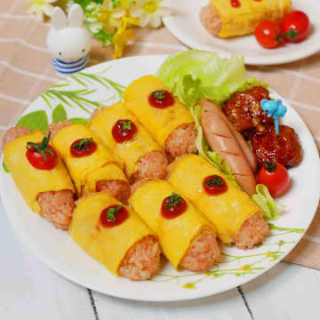 ケチャップご飯を卵でくるり♪お弁当にぴったり「オムライスおにぎり」レシピ