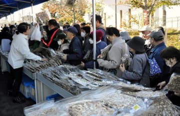 シイタケに長蛇の列　市原刑務所で矯正展　保護犬と交流、初の譲渡会も