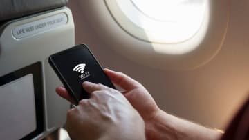 エコノミーでも飛行機の機内Wi-Fiは無料。無料化が進む『機内Wi-Fi』のいま