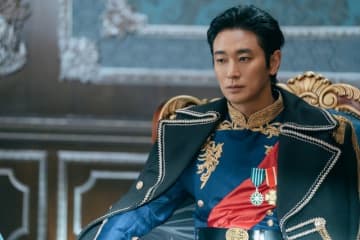 「再婚承認を要求します」チュ・ジフン、衣装にナチス勲章を？ …制作会社が謝罪「深刻性を深く認知している」