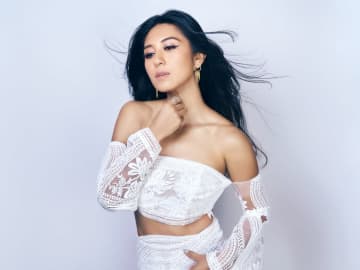 シェネル、東京・横浜・台北でのビルボードツアー決定。クリスマス名曲カバーも