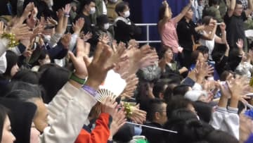 「サインエール」送る観客たち…デフリンピックのバレーボール会場は満員に　観戦ツアーでは参加者たちが手話やサインエールのやり方を学ぶ