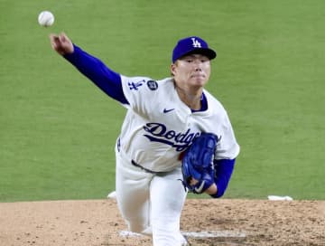 ドジャース山本由伸がSNSで愛犬カルロスを紹介！出会いは1年前のドッグシェルターで…。デコピンとの仲良しぶりも報告