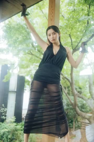 桃月なしこ、グラビア誌『BLT MONSTER』初表紙で“女王”的貫禄の黒ビキニ披露