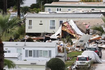 ポルトガル、嵐で3人死亡　英国では洪水被害も