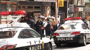 「男と面識ない」東京・赤坂で“刃物男”にライブハウスの解錠待っていた歌手が襲われたか…左わき腹など切られ重傷　男は逃走中で黒い帽子に黒い作業着