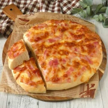 一次発酵までホームベーカリーにおまかせ！「ベーコンチーズフォカッチャ」
