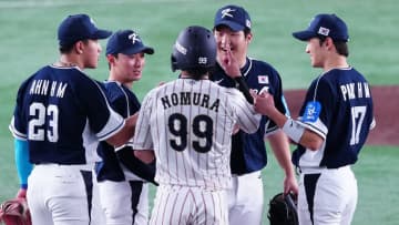 【きょうの1シーン】2塁に全内野手が集合　天井弾放った野村勇「みんな集まってきて・・・」と苦笑い