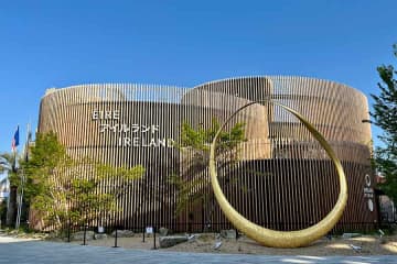 「見事にマッチ」「紅葉に映えそう」　万博アイルランド館の黄金の輪　知恩院での新たな姿が話題に