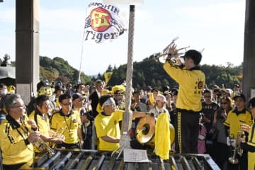 本堂に響く「六甲おろし」　奈良の寺に虎党300人集う