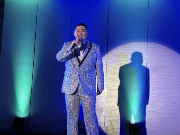 大江裕が地元・岸和田でバースデーディナーショーを開催「故郷に帰ってコンサートができることに感謝」