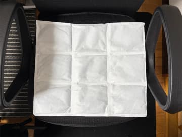 ひざの上にのせられる！　『ダイソー』でみつけた『でっかいカイロ』が超便利