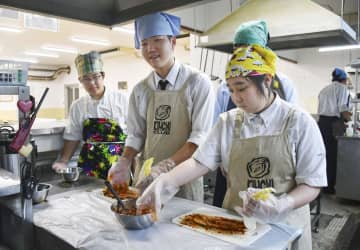 柔軟な発想武器に「キムチ部」で漬かる青春　コリアンタウン近くの高校