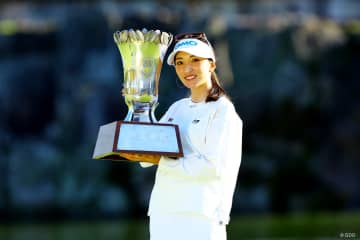 プロ8年目の脇元華「家族に感謝」の初優勝 佐久間朱莉8位で女王争いは次週へ持ち越し