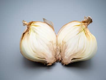 玉ねぎは腐ったらどうなるの？食べてはいけない状態の見分け方を解説