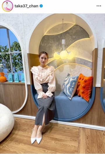 高橋みなみ、超ミニ×赤ニットのコーデで...脚組みショットが破壊力抜群　神スタイルで「可愛いっ」