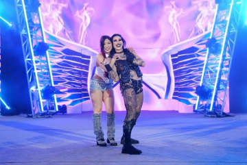 「身長差が最高」人気爆発中の“最恐女王”と日本人女子レスラー、仲良しすぎる会場入りシーンにファンほっこり