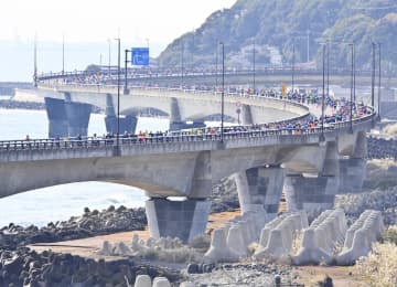 水平線望み工都を疾走　日立市で「シーサイドマラソン」　国内外から4211人参加　茨城