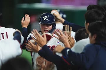 侍J中継で「きたーー！！！」「目の保養」「噂の…」　韓国監督に寄り添う人物にネット沸騰