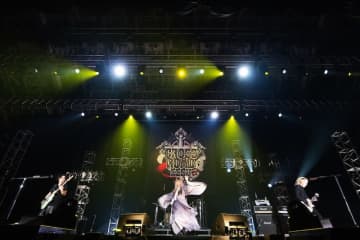 【速レポ】＜CROSS ROAD Fest＞SHAZNA、音楽・歌・語りで伝える“肯定力”「多幸感をぶん回しに来ました」