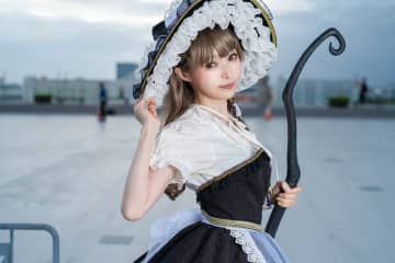 【コスプレ】ウエストが細すぎる…！華奢なボディとフリルが美しい衣装で、曇天に佇む「霧雨魔理沙」の雰囲気が良すぎた【写真10枚】