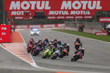 最終レースはベゼッチが3勝目を挙げ、ラウルとアプリリア1-2。転倒とトラブル多発で7台リタイア／第22戦バレンシアGP