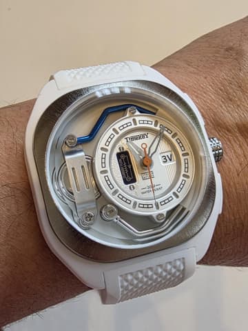 [本日の一品]3Vで時空を超える？　なんちゃってフラックス・キャパシター腕時計を買ってしまった