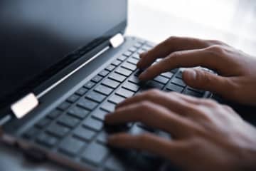 上司と険悪な会議の10分後 → 同僚から「最近どう？」探りチャットが…　裏でどんなやりとりが？上司に怒る女性