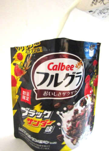カルビー「フルグラ」で新発想　袋にミルクやヨーグルトを入れて食べる新商品をテスト販売　そのねらいは？