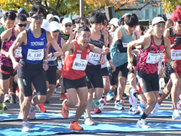 ひたちシーサイドマラソン2025　高橋さん、猫さん　走者応援　コース伴走やハイタッチ　茨城