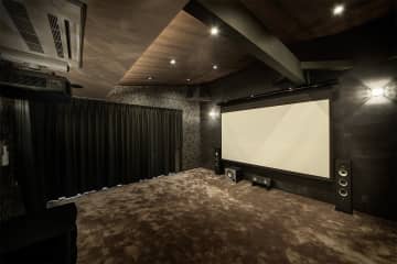 一息ついて映画を楽しむプライベート4Kシアター！ 着工後でも120型／5.1.2chを実現できた