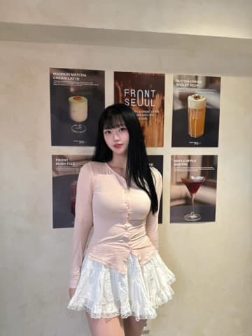 迫力バツグンのボリュームに圧倒される…韓国の元OLチアガール、“ピタッと”ピンクシャツSHOTに反響【PHOTO】