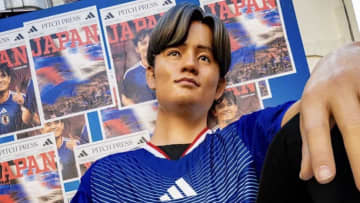 久保建英、渋谷に登場した“ビッグタケ”と邂逅「でええけええ！」　本人との2ショットにネット驚愕