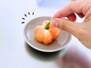 サーモンのお刺身がとびきり可愛い「ミニかぼちゃ」に大変身！おもてなしにもぴったりのアレンジです♪