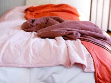 本当に暖かい「毛布のかけ方」順番を逆にするだけで変わる！？今夜から実践！