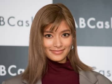 農業勉強中のローラ、背景とギャップがスゴい！　モードファッション×田園風景コレクション