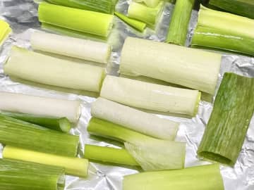 魚焼きグリルで焼いて塩を振るだけ！シンプルだからおいしい「塩焼きねぎ」の作り方