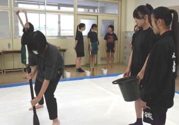 書道パフォーマンス拡大　水戸葵陵高卒業生が一役　茨城県内小中生に学びの場