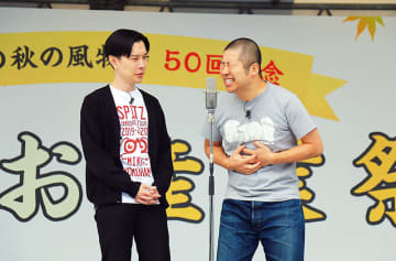 漫才に大歓声　ハライチが地元でライブ　埼玉・上尾で「産業祭」　上尾名物「串ぎょうざ」の店舗も