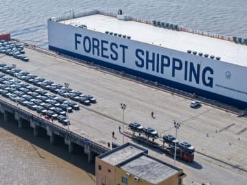 吉利汽車の新エネ車、「地元港」から初の輸出　中国浙江省台州市